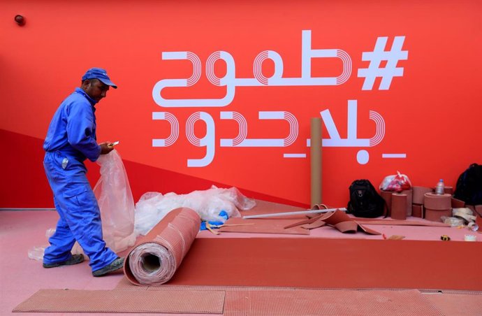 Archivo - Un trabajador extiende una alfombra en Qatar