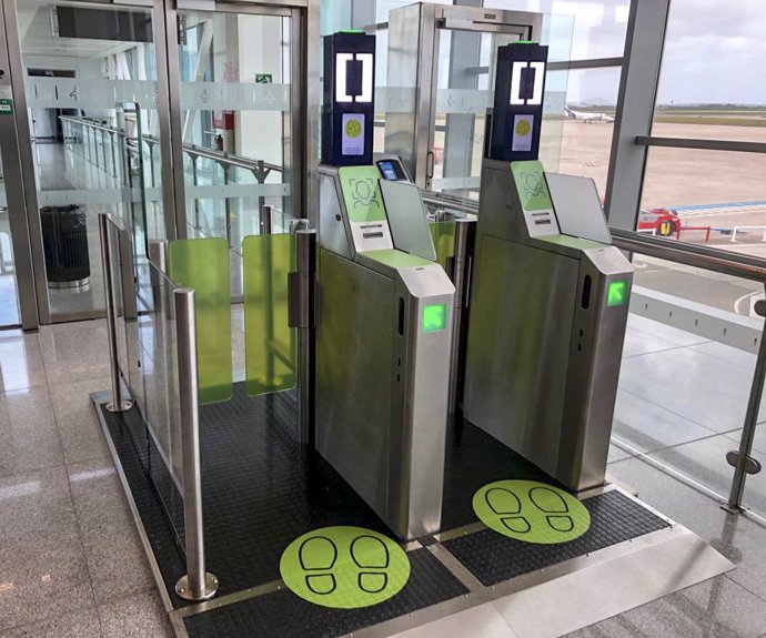 Archivo - Puerta biométrica en el Aeropuerto de Menorca