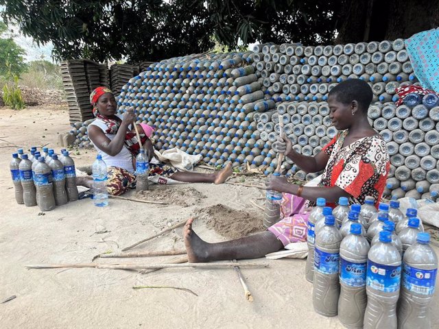 Mujeres en la localidad de Netía (Mozambique), donde una misión religiosa y una escuela agraria se mantienen gracias a unas placas solares, la creación de su propio compostaje o el uso de botellas de plástico para la construcción.