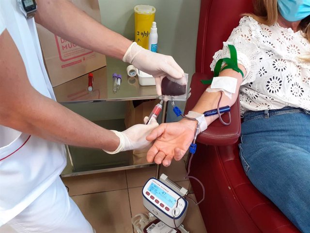 Archivo - Una persona dona sangre en Canarias
