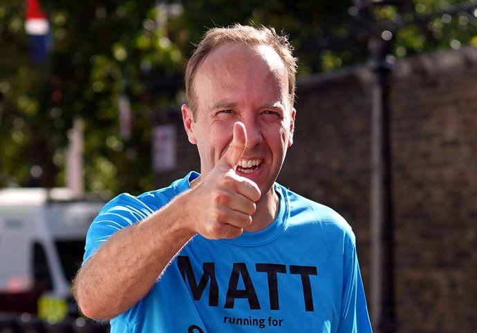 Archivo - 03 October 2021, United Kingdom, London: Former UK secretary of Health Matt Hancock gestures after finishing the Virgin Money London Marathon. Photo: Yui Mok/PA Wire/dpa