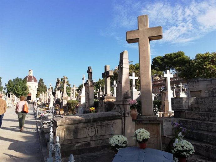 Tumbas en el cementerio de Palma.