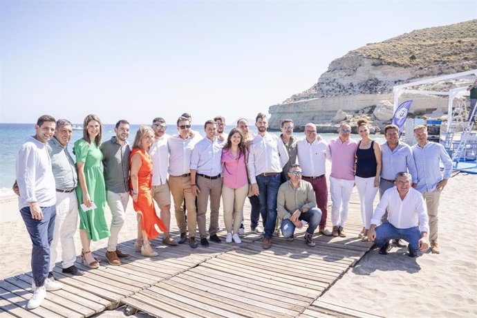 Archivo - El presidente de la Diputación de Almería visita el rodaje de MasterChef en la playa de Agua Amarga, acompañado de María Luisa Cruz, diputada de Promoción Agroalimentaria, entre otros.