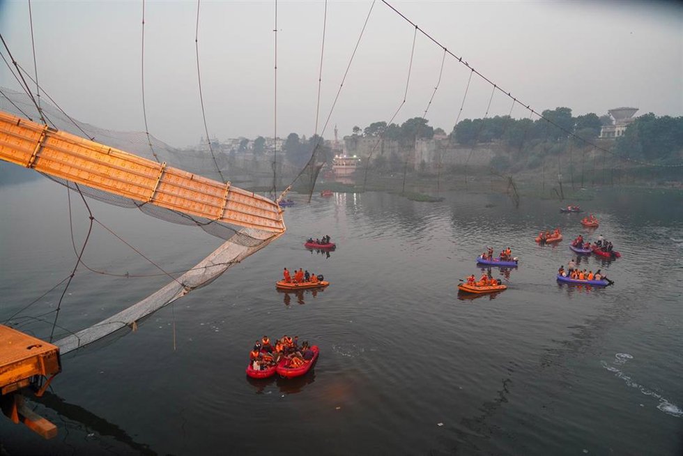 Labores de rescate en Morbi, India, después del derrumbe de un puente colgante