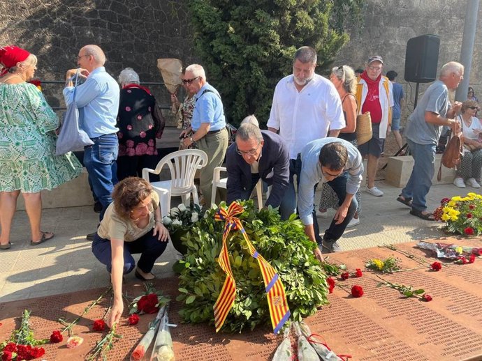 Los consellers Juan Pedro Yllanes, Fina Santiago y Iago Negueruela depositan la ofrenda floral en el Mur de la Memria, junto al secretario autonómico de Memoria Democrática, Jesús Jurado.