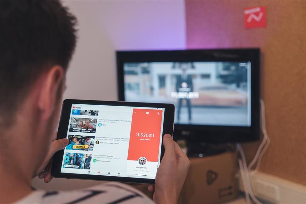 Un usuario navegando por YouTube