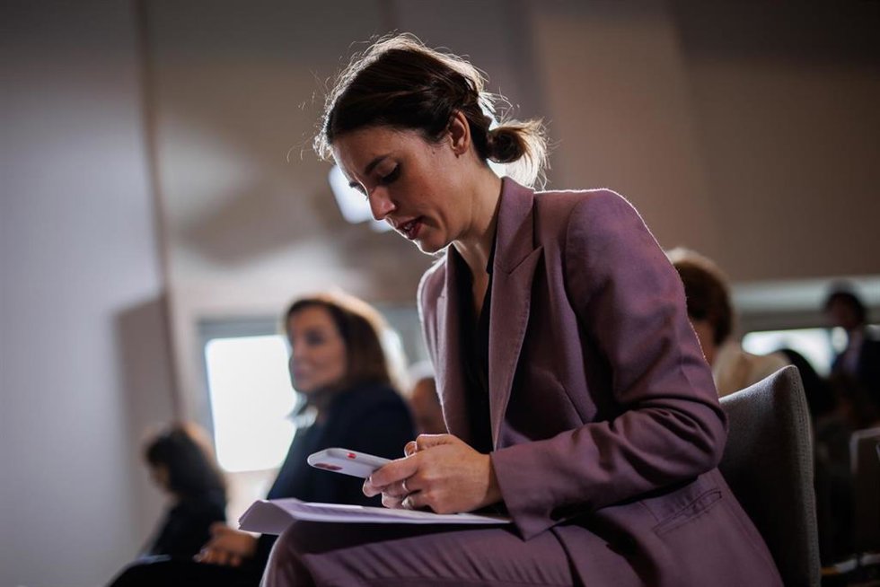 La ministra de Igualdad, Irene Montero, atiende el teléfono móvil durante la Conferencia Euromediterránea organizada por la Unión por el Mediterráno (UpM) para reforzar el papel de la mujer ante las actuales crisis, en el Hotel RIU Plaza España, a 26 de
