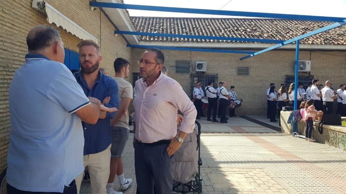 El portavoz del grupo municipal de Vox en el Ayuntamiento de Dos Hermanas, Adrián Trashorras, se reúne con representantes de la asociación Las Portadas.