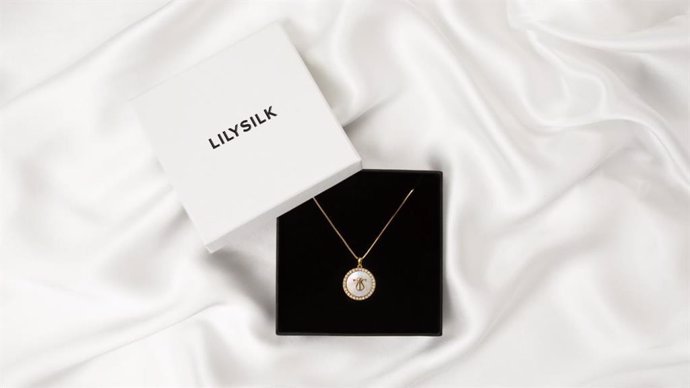 LILYSILK 18K gold-plated Abadi Necklace in mother of pearl