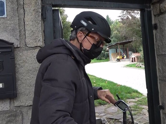 Ortega Cano entra en su casa en bicicleta