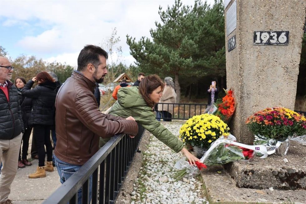 Luis Tudanca en la ofrenda floral en recuerdo de las víctimas del franquismo en el monte de La Pedraja (Burgos)