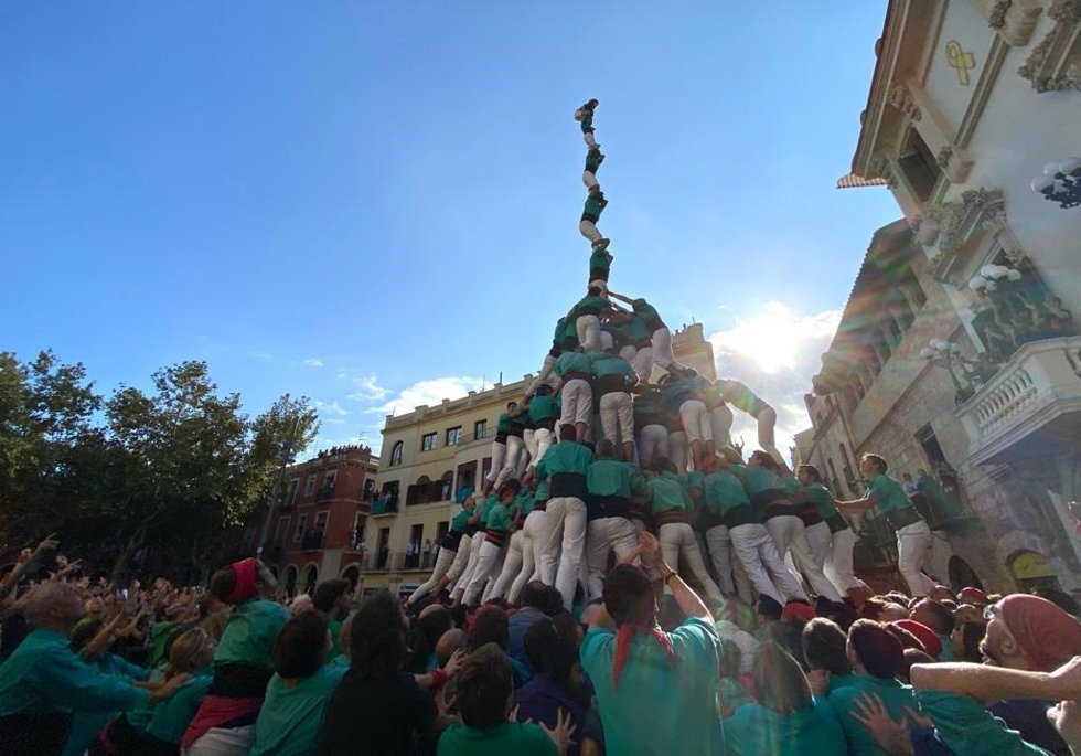 Imagen del primer pilar de 9 pisos de la historia de los 'castells' realizado por los Castellers de Vilafranca