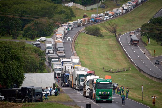 31 October 2022, Brazil, Leme: Truck drivers opposed to the election of Luiz Inacio Lula da Silva protest on the Anhanguera highway in Leme. Photo: Igor Do Vale/ZUMA Press Wire/dpa