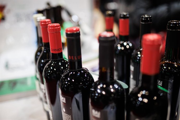 Archivo - Botellas de vino en la inauguración del XXI Salón de los Mejores Vinos de España en el Pabellón 5 de IFEMA Madrid, a 22 de noviembre de 2021, en Madrid, (España). En este salón se presentan cerca de 400 bodegas españolas de todas las zonas pro