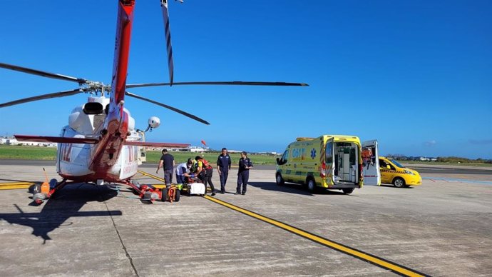 El helicóptero y la ambulancia del 061 en el aeropuerto tras el rescate a una mujer en Noja