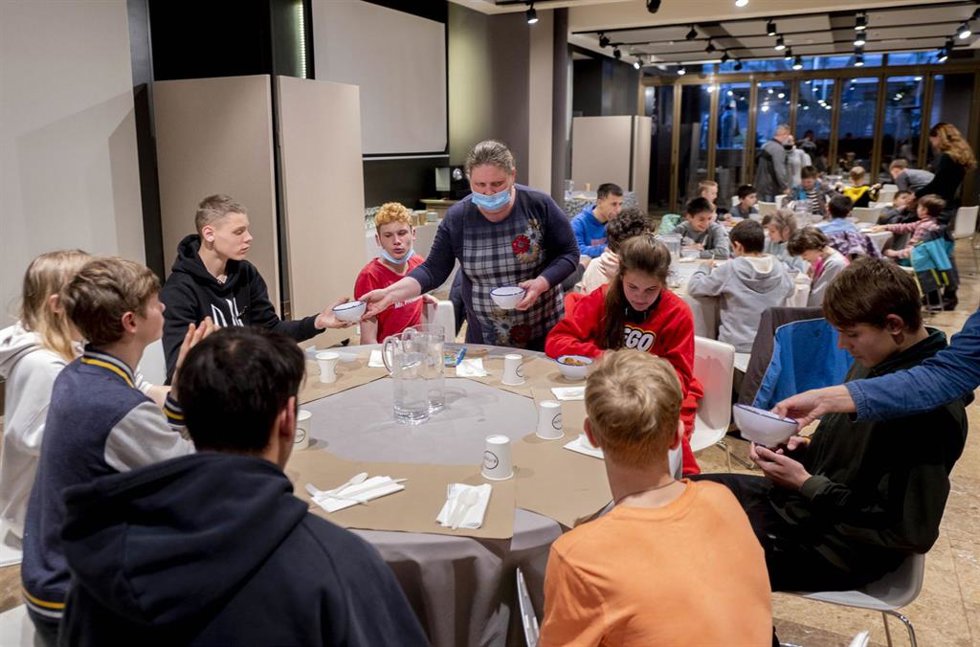 Archivo - Niños refugiados ucranianos en un comedor solidario
