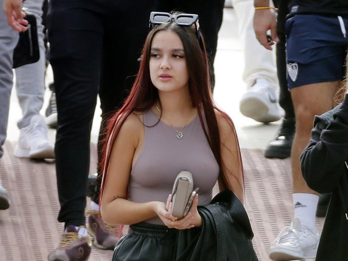 Julia Janeiro asiste a un partido de fútbol para ver a su novio jugar con su equipo
