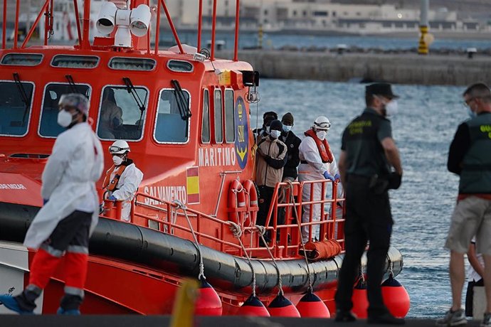 Archivo - Migrantes llegan a tierra tras el rescate del buque Salvamar en una imagen de archivo