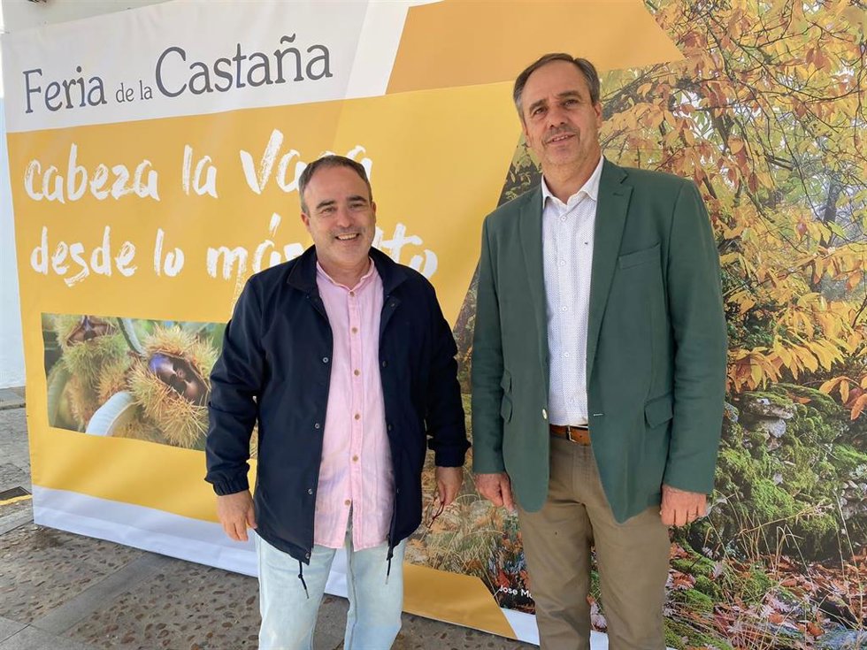 El director general de Turismo, Francisco Martín Simón, en la Feria de la Castaña de Cabeza la Vaca