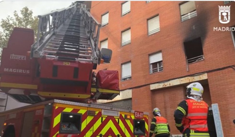 Archivo - Muere un hombre y rescatan a tres vecinos en el fuego en un edificio de Puente de Vallecas