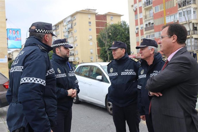 Archivo - El delegado Juan Carlos Cabrera, conversa con agentes de la Policía Local, en una foto de archivo.