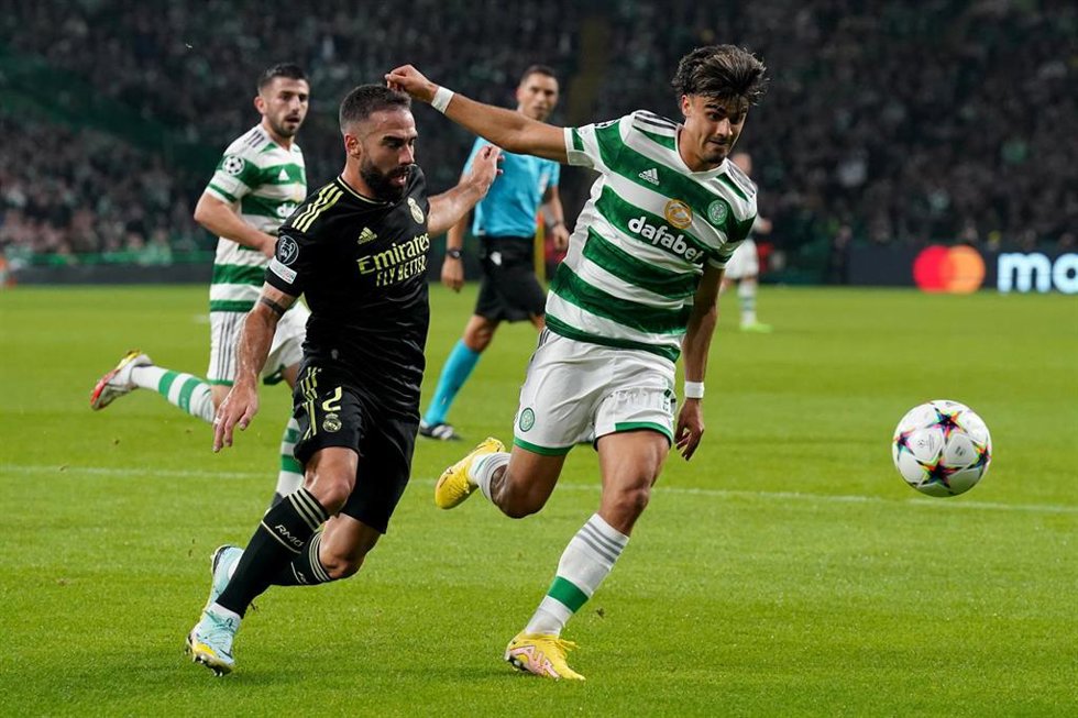 Archivo - El jugador del Real Madrid Daniel Carvajal intenta robar el esférico al futbolista del Celtic Joao Pedro Neves, durante la Liga de Campeones 2022-2023. 