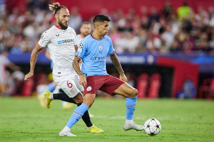 Archivo - Joao Cancelo of Manchester City and Nemanja Gudelj of Sevilla FC in action during the UEFA Champions League, Group  G, match between Sevilla FC and Manchester City at Estadio Ramon Sanchez Pizjuan on September 6, 2022 in Sevilla, Spain.