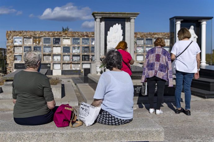 Un grupo de mujeres en el cementerio de Montjuc con motivo del Día de Todos los Santos, a 1 de noviembre de 2022, en Barcelona