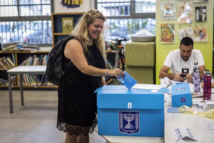 01 November 2022, Israel, Tel Aviv: An Israeli woman casts her ballot at a polling station during the 2022 Israeli general election, the fifth parliamentary election in just three and a half years. Photo: Ilia Yefimovich/dpa