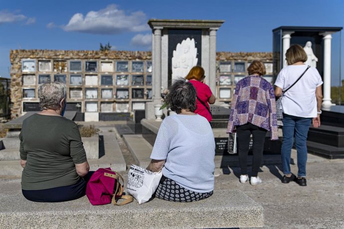 Un grup de dones al cementiri de Montjuc amb motiu del Dia de Tots Sants, a 1 de novembre de 2022, a Barcelona