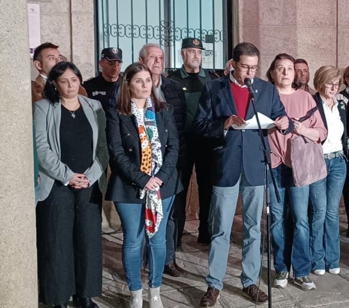 Concentración de condena por la muerte de una vecina de Valencia de Alcántara a manos presuntamente de su pareja