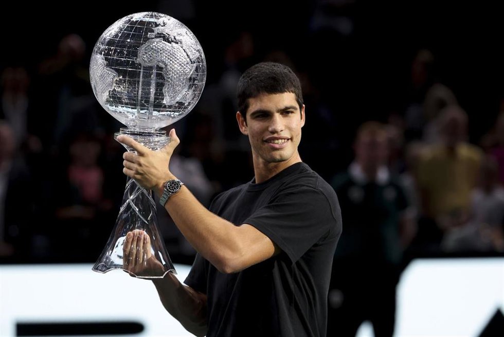 El tenista española Carlos Alcaraz levanta el trofeo por alcanzar el número uno del mundo
