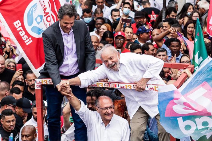 El presidente electo brasileño, Lula da Silva (derecha), el exalcalde de Sao Paulo Fernando Haddad (izquierda) y el compañero de fórmula de Da Silva, Geraldo Alckmin, vicepresidente electo