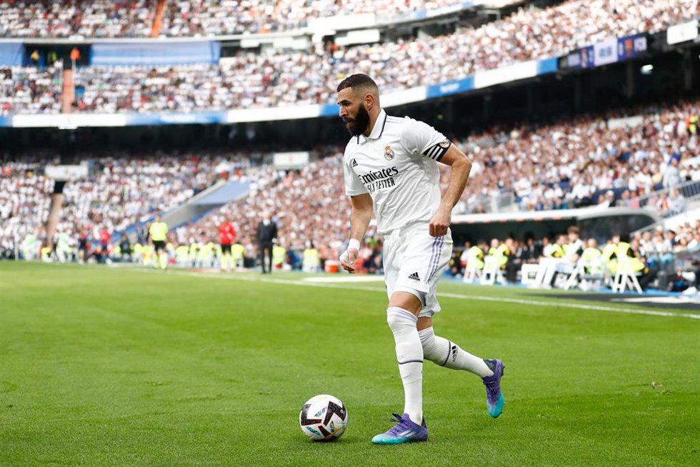 Karim Benzema conduce la pelota durante el Clásico ante el FC Barcelona