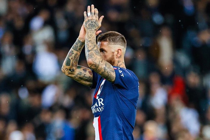 Sergio Ramos aplaude a los aficionados del PSG tras un partido