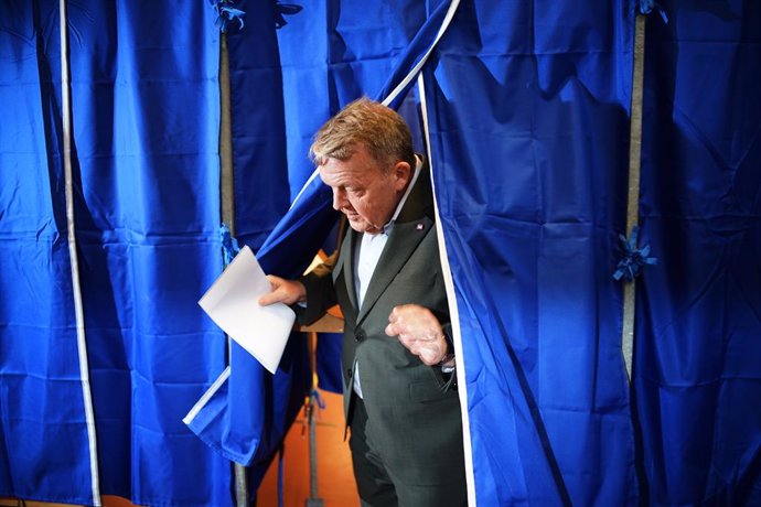 01 November 2022, Denmark, Copenhagen: Lars Lokke Rasmussen, former Danish Prime Minister and candidate, heads to cast his vote at the Osterbro polling station during the 2022 Danish general election. Photo: Thibault Savary/Le Pictorium Agency via ZUMA/