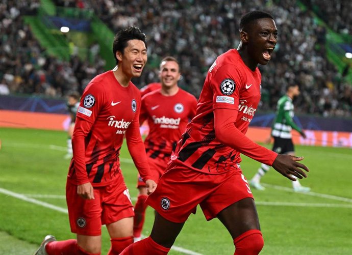 Randal Kolo Muani celebra el 1-2 del Eintracht ante el Sporting de Portugal en la Liga de Campeones 2022-2023