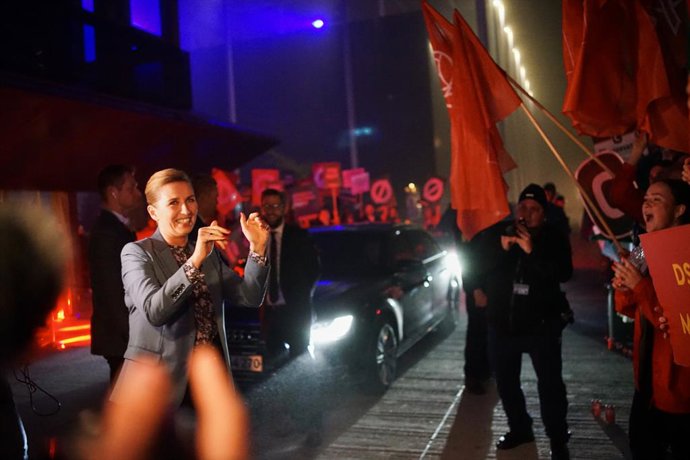 30 October 2022, Denmark, Copenhagen: Danish Prime Minister Mette Frederiksen (L)greets her supporters as she arrives in DR byen for debating with other candidates as TV channel organizes the penultimate debate of the campaign. Photo: Thibault Savary/L