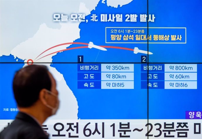 Imatge d'arxiu de la televisió sud-coreana informant del llanament de míssils des de Corea del Nord en el mar de l'Est.