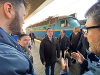 Albares está en Kiev para hacer entrega de 30 ambulancias