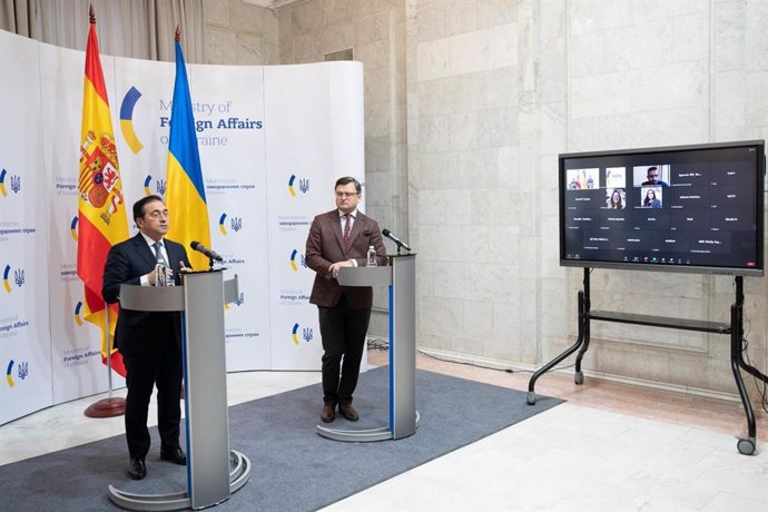 El ministre d'Afers exteriors, José Manuel Albares, amb el seu homleg ucrans, Dmytro Kuleba, el 9 de febrer a Kíiv