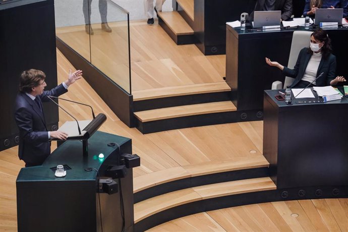 Archivo - El alcalde de Madrid, José Luis Martínez-Almeida, interviene en una sesión plenaria en el Ayuntamiento de Madrid ante la líder de la oposición, la portavoz de Más Madrid, Rita Maestre