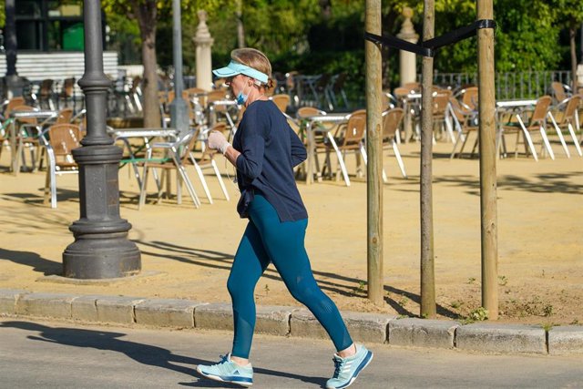 Archivo - Una mujer haciendo deporte