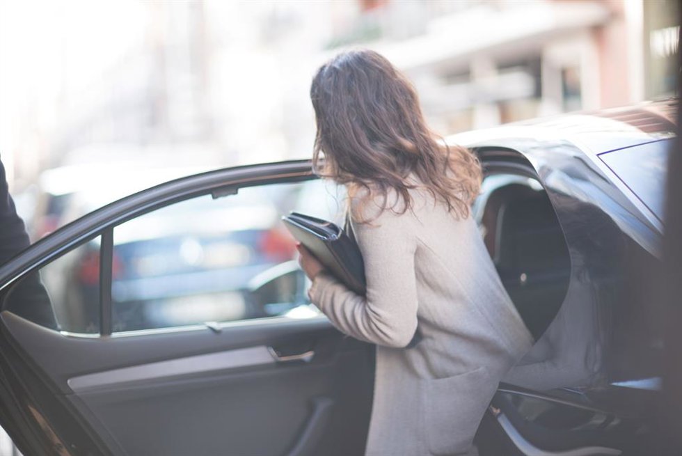 Archivo - Una mujer entra en un Uber.