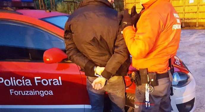Archivo - Imagen de archivo de una detención de la Policía Foral.