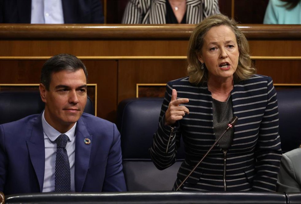 El presidente del Gobierno, Pedro Sánchez y la vicepresidenta primera y ministra de Asuntos Económicos y Transformación Digital, Nadia Calviño, interviene durante una sesión plenaria en el Congreso de los Diputados, a 2 de noviembre de 2022, en Madrid