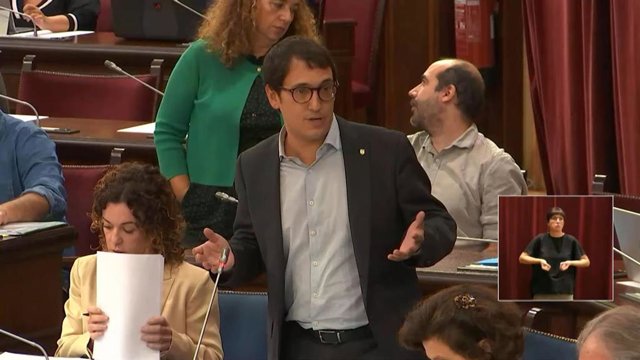 El conseller de Modelo Económico, Turismo y Trabajo, Iago Negueruela, en el pleno del Parlament.