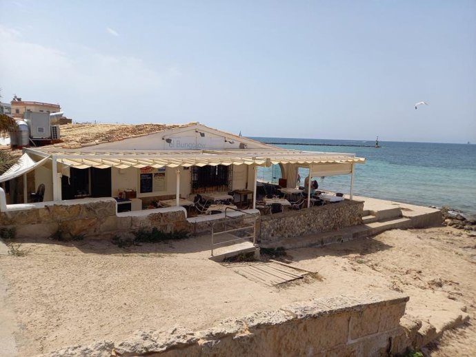 Archivo - Restaurante El Bungalow, en Ciudad Jardín, afectado por el reglamento de costas.