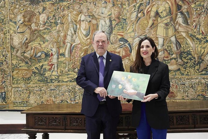 El consejero de Economía y Hacienda del Gobierno Vasco, Pedro Azpiazu, entrega los presupuestos vascos 2023 en la Cámara vasca