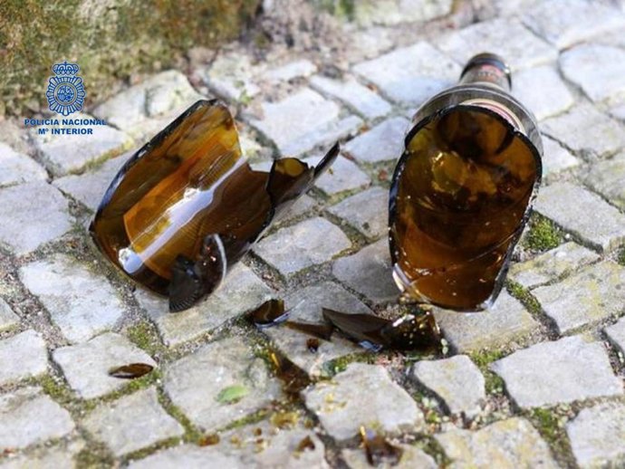 Imagen de una botella partida.